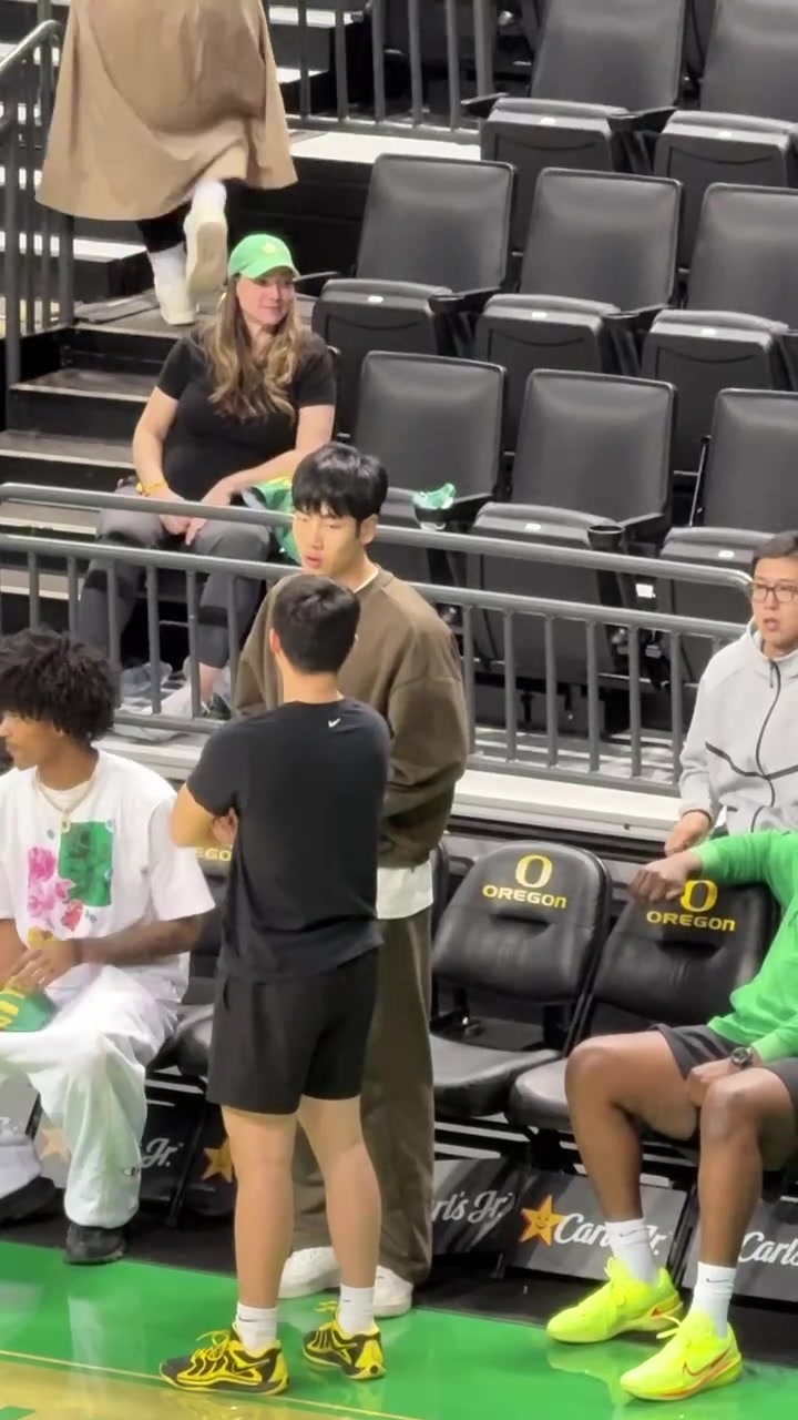 九游娱乐入口-张博源访问俄勒冈大学 今日来到现场观战球队和林葳的比赛